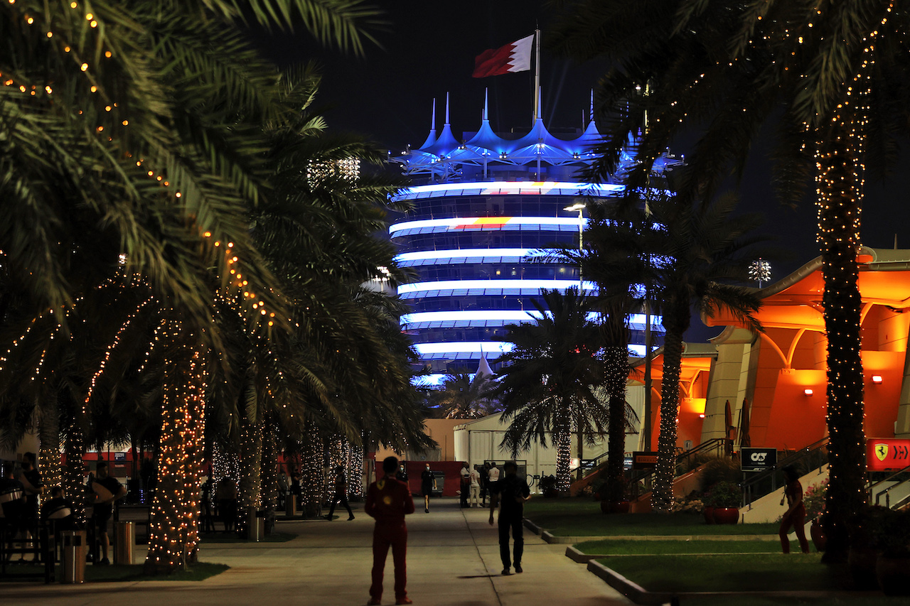 GP BAHRAIN, Paddock Atmosfera - illuminated building.
25.03.2021. Formula 1 World Championship, Rd 1, Bahrain Grand Prix, Sakhir, Bahrain, Preparation Day.
- www.xpbimages.com, EMail: requests@xpbimages.com © Copyright: Moy / XPB Images