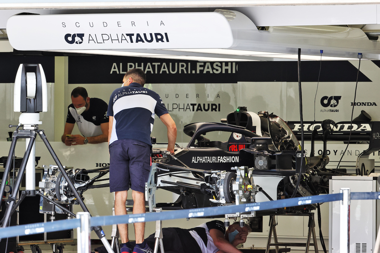 GP BAHRAIN, AlphaTauri AT02 being prepared.
25.03.2021. Formula 1 World Championship, Rd 1, Bahrain Grand Prix, Sakhir, Bahrain, Preparation Day.
- www.xpbimages.com, EMail: requests@xpbimages.com © Copyright: Batchelor / XPB Images