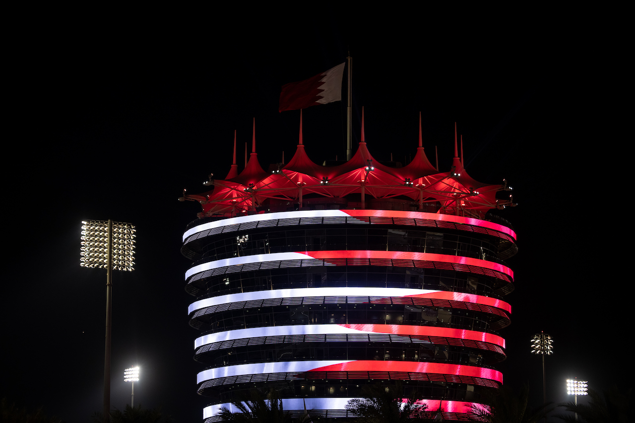 GP BAHRAIN, Circuit Atmosfera - illunminated building.
25.03.2021. Formula 1 World Championship, Rd 1, Bahrain Grand Prix, Sakhir, Bahrain, Preparation Day.
- www.xpbimages.com, EMail: requests@xpbimages.com © Copyright: Bearne / XPB Images