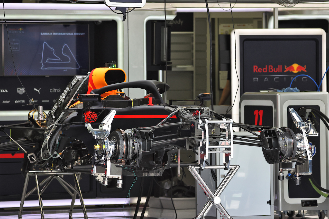 GP BAHRAIN, Red Bull Racing RB16B being prepared.
25.03.2021. Formula 1 World Championship, Rd 1, Bahrain Grand Prix, Sakhir, Bahrain, Preparation Day.
- www.xpbimages.com, EMail: requests@xpbimages.com © Copyright: Batchelor / XPB Images