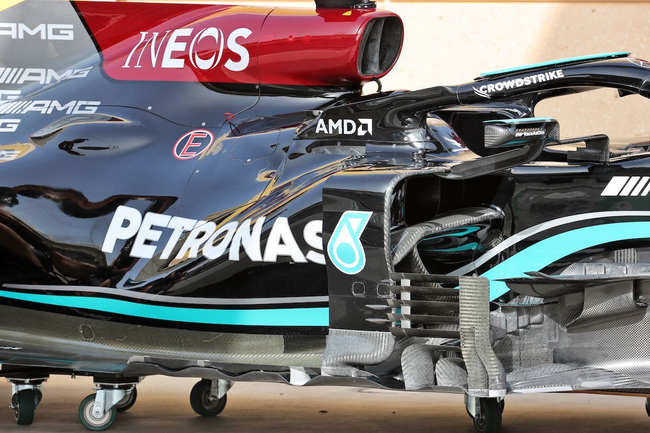 GP BAHRAIN, Mercedes AMG F1 W12 floor e sidepod detail.
25.03.2021. Formula 1 World Championship, Rd 1, Bahrain Grand Prix, Sakhir, Bahrain, Preparation Day.
- www.xpbimages.com, EMail: requests@xpbimages.com © Copyright: Batchelor / XPB Images