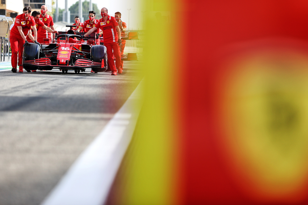 GP BAHRAIN, Ferrari SF-21 pushed down the pit lane.
25.03.2021. Formula 1 World Championship, Rd 1, Bahrain Grand Prix, Sakhir, Bahrain, Preparation Day.
- www.xpbimages.com, EMail: requests@xpbimages.com © Copyright: Moy / XPB Images