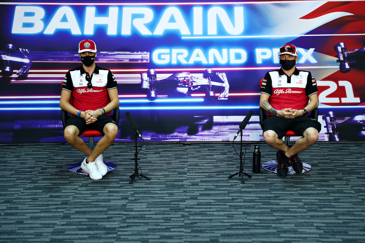 GP BAHRAIN, (L to R): Antonio Giovinazzi (ITA) Alfa Romeo Racing e team mate Kimi Raikkonen (FIN) Alfa Romeo Racing in the FIA Press Conference.
25.03.2021. Formula 1 World Championship, Rd 1, Bahrain Grand Prix, Sakhir, Bahrain, Preparation Day.
- www.xpbimages.com, EMail: requests@xpbimages.com © Copyright: FIA Pool Image for Editorial Use Only