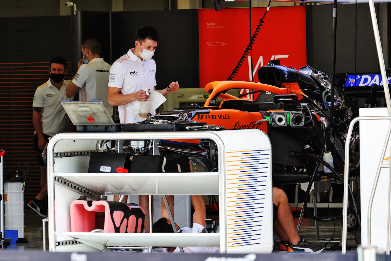 GP BAHRAIN, McLaren MCL35M being prepared.
25.03.2021. Formula 1 World Championship, Rd 1, Bahrain Grand Prix, Sakhir, Bahrain, Preparation Day.
- www.xpbimages.com, EMail: requests@xpbimages.com © Copyright: Batchelor / XPB Images