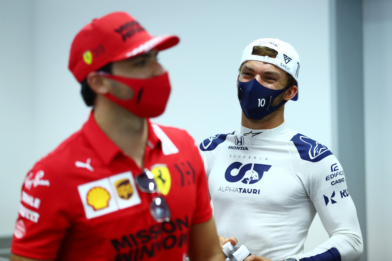 GP BAHRAIN, Pierre Gasly (FRA) AlphaTauri with Carlos Sainz Jr (ESP) Ferrari in the FIA Press Conference.
25.03.2021. Formula 1 World Championship, Rd 1, Bahrain Grand Prix, Sakhir, Bahrain, Preparation Day.
- www.xpbimages.com, EMail: requests@xpbimages.com © Copyright: FIA Pool Image for Editorial Use Only