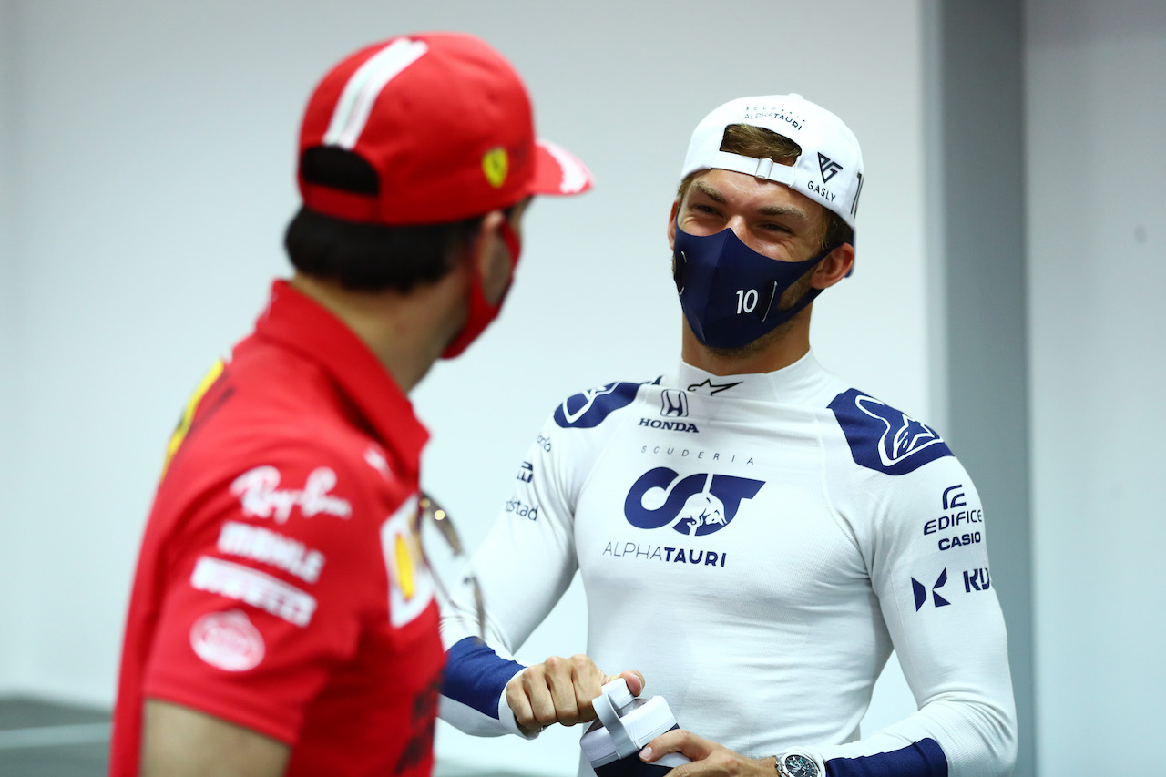 GP BAHRAIN, Pierre Gasly (FRA) AlphaTauri with Carlos Sainz Jr (ESP) Ferrari in the FIA Press Conference.
25.03.2021. Formula 1 World Championship, Rd 1, Bahrain Grand Prix, Sakhir, Bahrain, Preparation Day.
- www.xpbimages.com, EMail: requests@xpbimages.com © Copyright: FIA Pool Image for Editorial Use Only