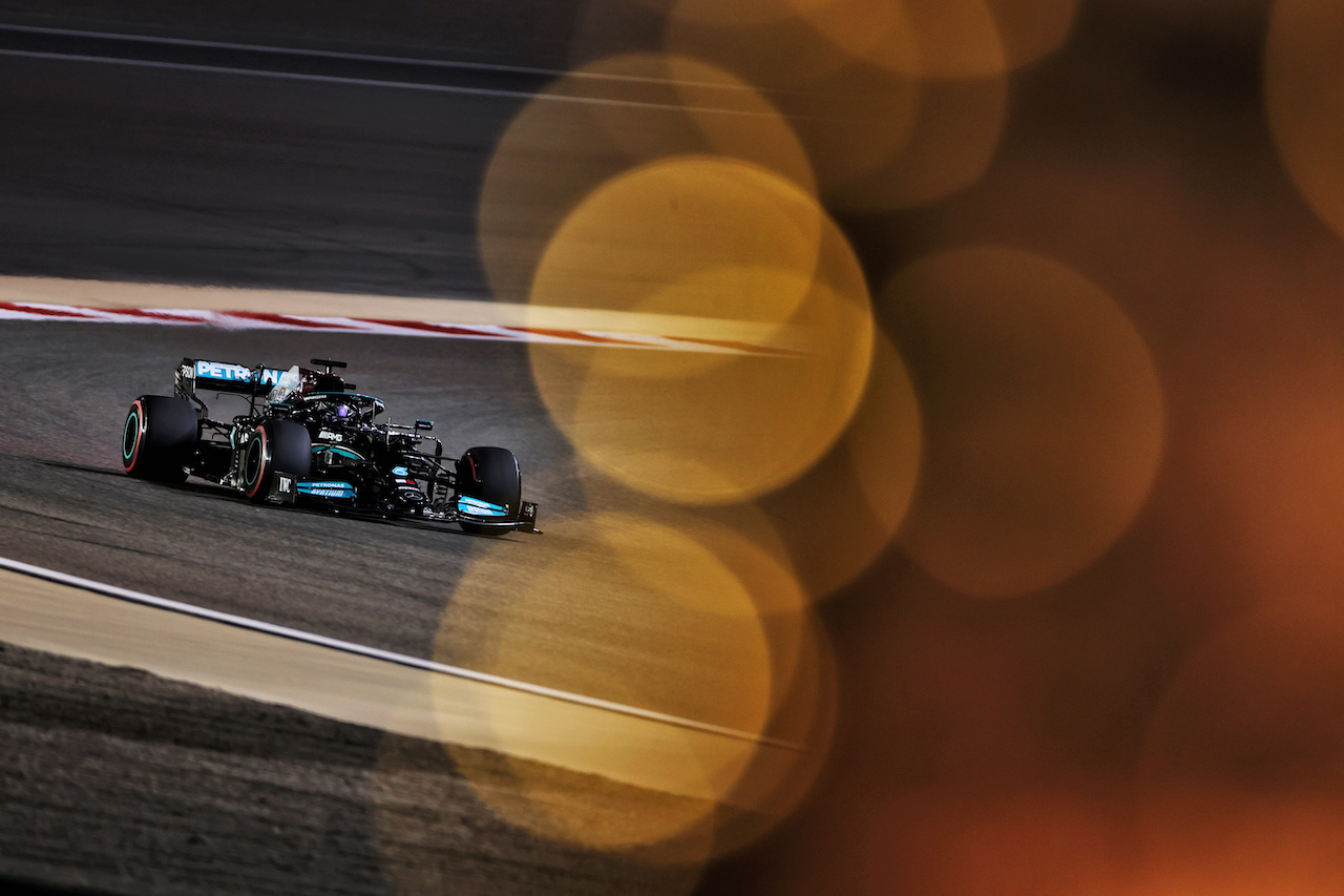 GP BAHRAIN, Lewis Hamilton (GBR) Mercedes AMG F1 W12.
27.03.2021. Formula 1 World Championship, Rd 1, Bahrain Grand Prix, Sakhir, Bahrain, Qualifiche Day.
- www.xpbimages.com, EMail: requests@xpbimages.com © Copyright: Charniaux / XPB Images