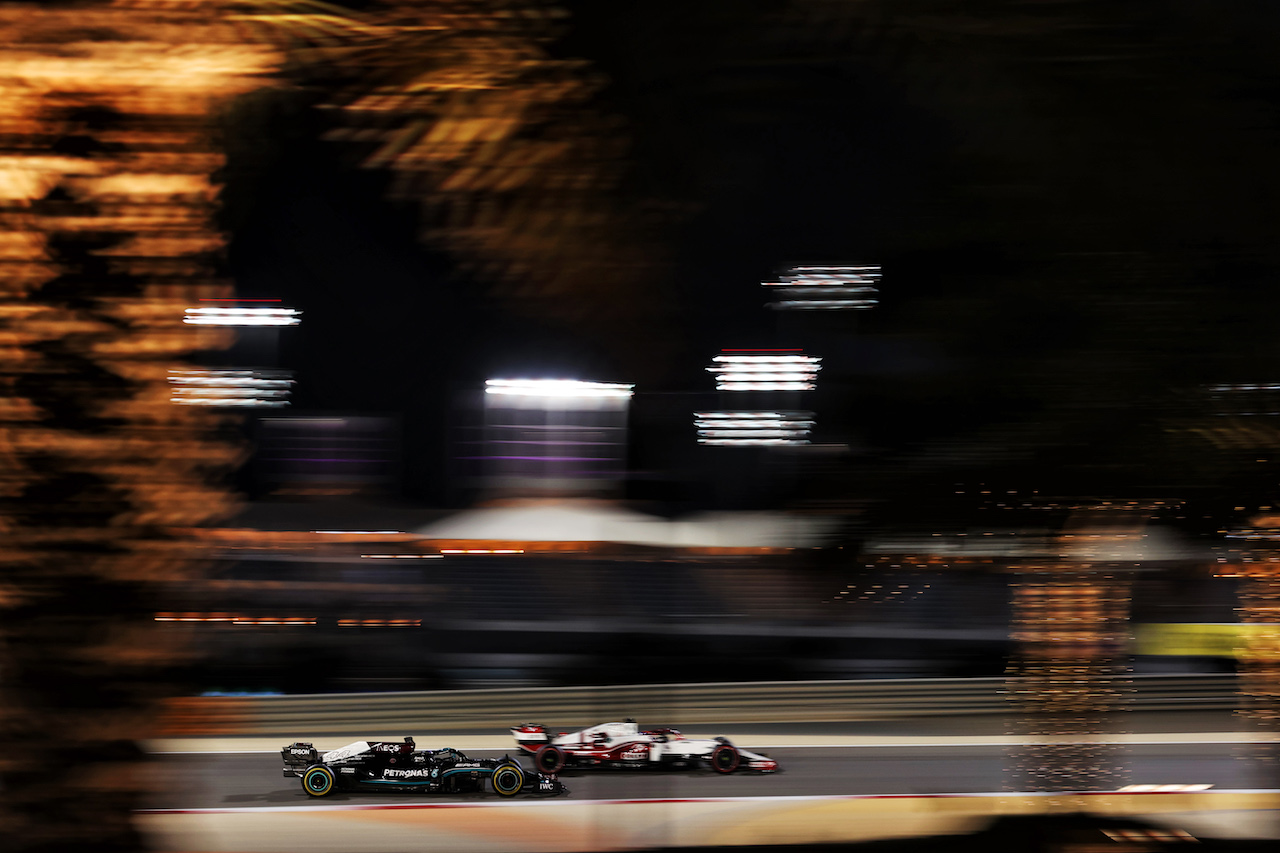 GP BAHRAIN, Kimi Raikkonen (FIN) Alfa Romeo Racing C41 e Lewis Hamilton (GBR) Mercedes AMG F1 W12.
27.03.2021. Formula 1 World Championship, Rd 1, Bahrain Grand Prix, Sakhir, Bahrain, Qualifiche Day.
- www.xpbimages.com, EMail: requests@xpbimages.com © Copyright: Charniaux / XPB Images