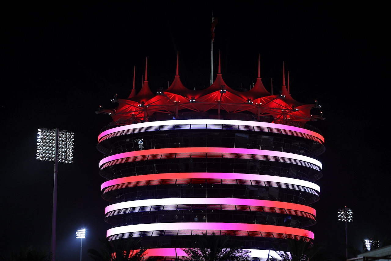 GP BAHRAIN, Paddock Atmosfera - illuminated building.
27.03.2021. Formula 1 World Championship, Rd 1, Bahrain Grand Prix, Sakhir, Bahrain, Qualifiche Day.
- www.xpbimages.com, EMail: requests@xpbimages.com © Copyright: Moy / XPB Images