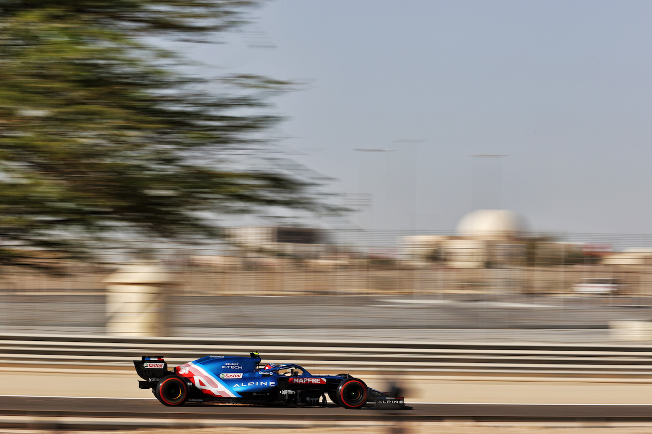 GP BAHRAIN, Esteban Ocon (FRA) Alpine F1 Team A521.
27.03.2021. Formula 1 World Championship, Rd 1, Bahrain Grand Prix, Sakhir, Bahrain, Qualifiche Day.
- www.xpbimages.com, EMail: requests@xpbimages.com © Copyright: Charniaux / XPB Images