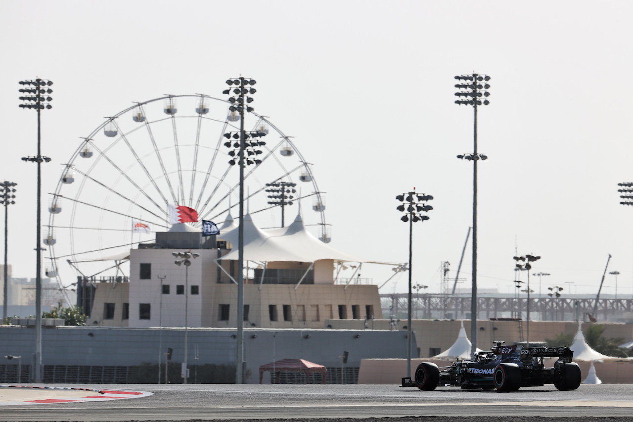 GP BAHRAIN, Lewis Hamilton (GBR) Mercedes AMG F1 W12.
27.03.2021. Formula 1 World Championship, Rd 1, Bahrain Grand Prix, Sakhir, Bahrain, Qualifiche Day.
- www.xpbimages.com, EMail: requests@xpbimages.com © Copyright: Batchelor / XPB Images