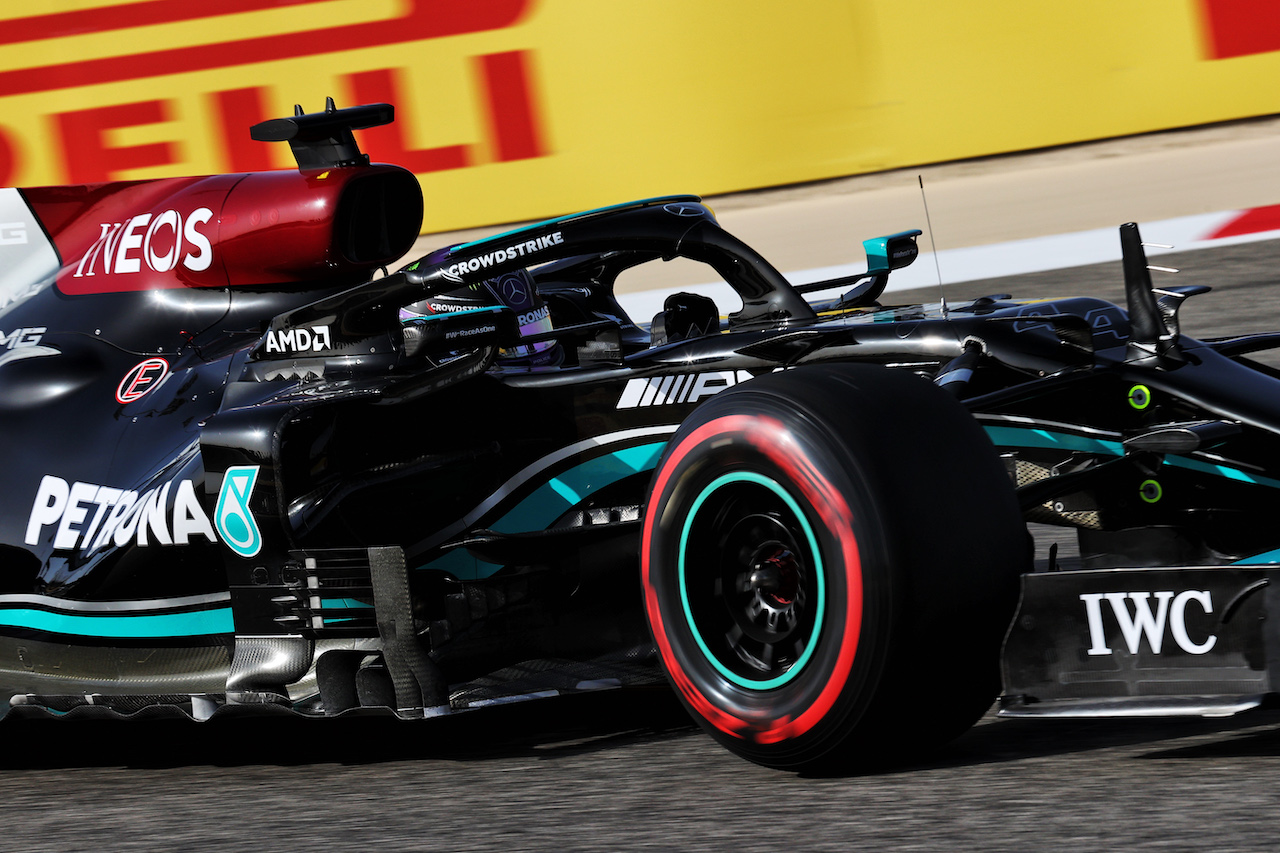 GP BAHRAIN, Lewis Hamilton (GBR) Mercedes AMG F1 W12.
27.03.2021. Formula 1 World Championship, Rd 1, Bahrain Grand Prix, Sakhir, Bahrain, Qualifiche Day.
- www.xpbimages.com, EMail: requests@xpbimages.com © Copyright: Batchelor / XPB Images