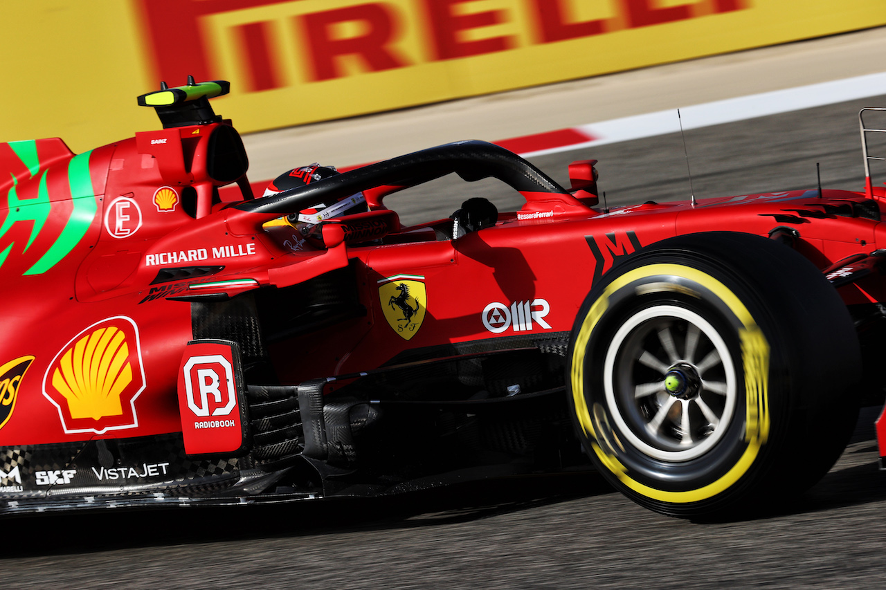GP BAHRAIN, Carlos Sainz Jr (ESP) Ferrari SF-21.
27.03.2021. Formula 1 World Championship, Rd 1, Bahrain Grand Prix, Sakhir, Bahrain, Qualifiche Day.
- www.xpbimages.com, EMail: requests@xpbimages.com © Copyright: Batchelor / XPB Images