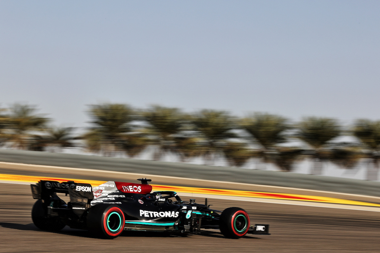 GP BAHRAIN, Lewis Hamilton (GBR) Mercedes AMG F1 W12.
27.03.2021. Formula 1 World Championship, Rd 1, Bahrain Grand Prix, Sakhir, Bahrain, Qualifiche Day.
- www.xpbimages.com, EMail: requests@xpbimages.com © Copyright: Batchelor / XPB Images