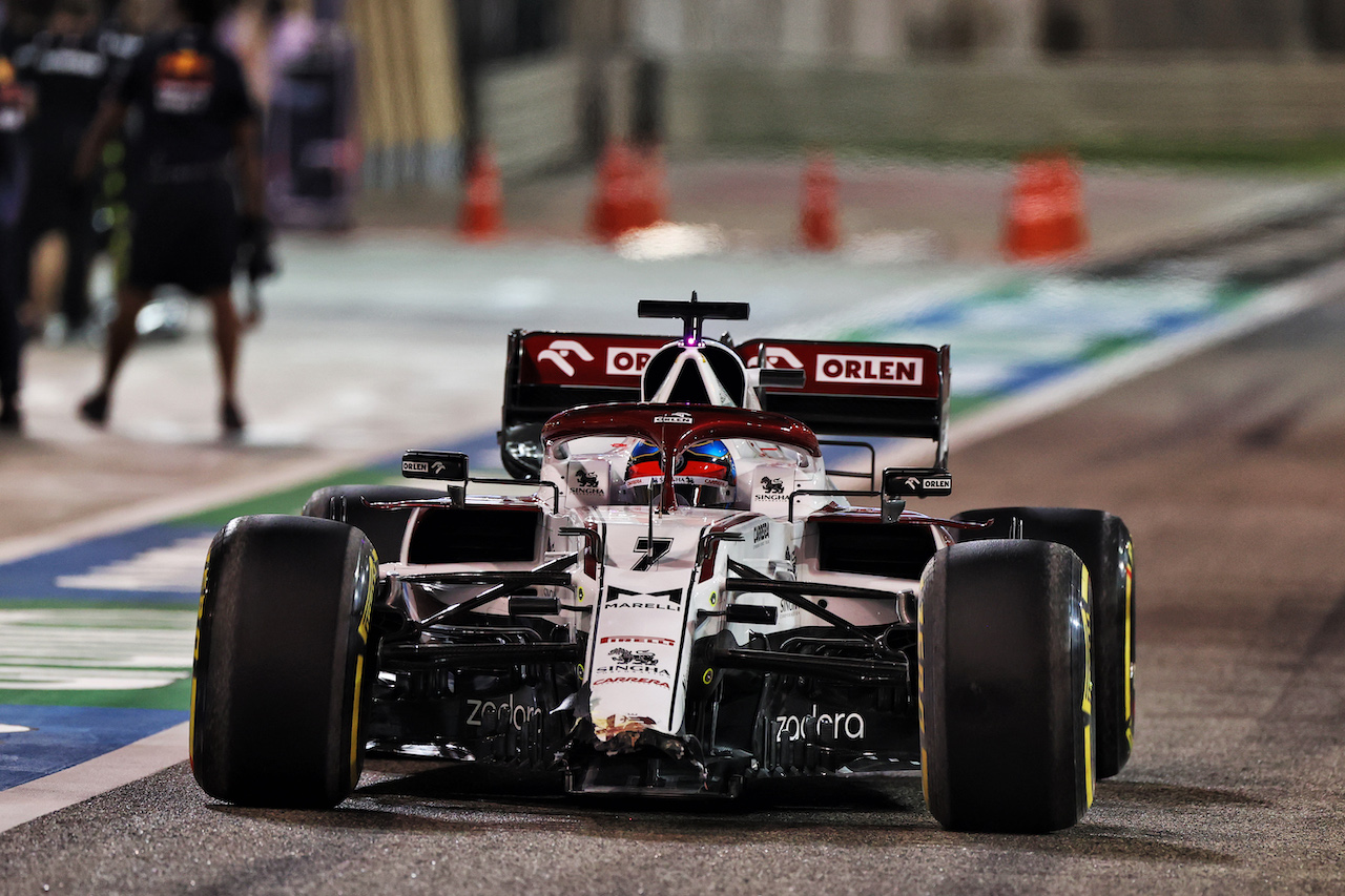 GP BAHRAIN, Kimi Raikkonen (FIN) Alfa Romeo Racing C41 with a broken front wing in the second practice session.
26.03.2021. Formula 1 World Championship, Rd 1, Bahrain Grand Prix, Sakhir, Bahrain, Practice Day
- www.xpbimages.com, EMail: requests@xpbimages.com © Copyright: Moy / XPB Images