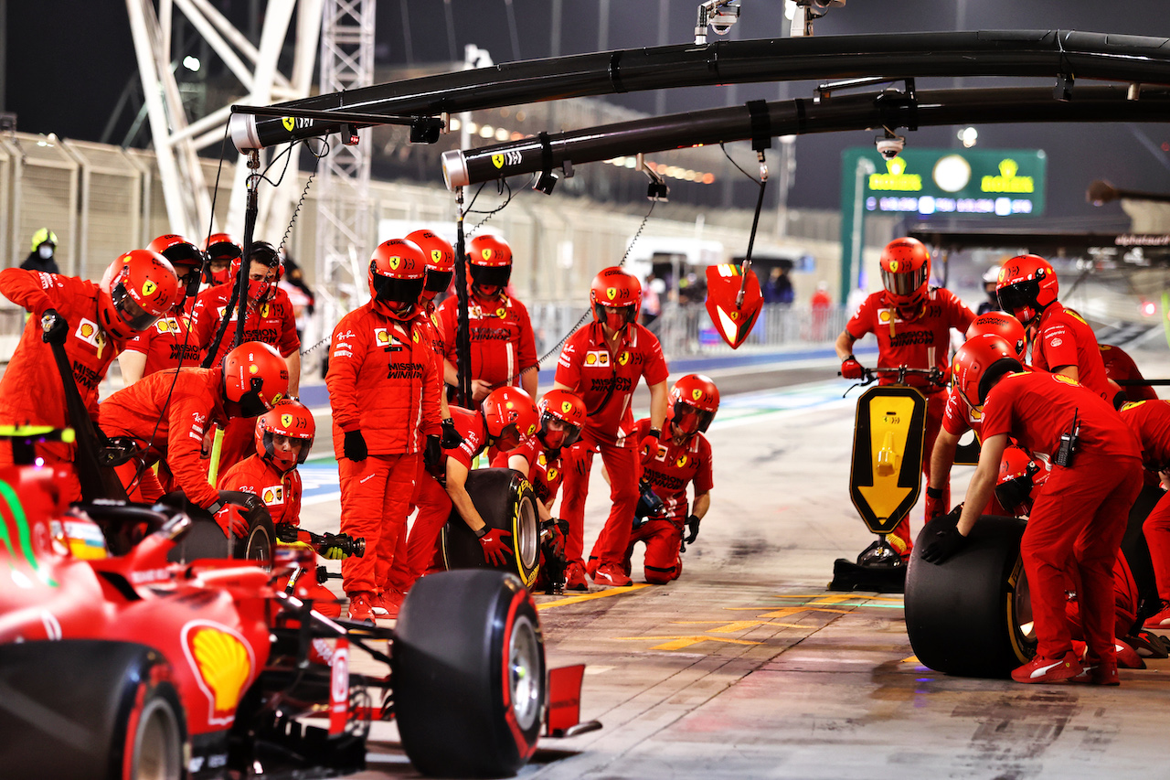 GP BAHRAIN, Carlos Sainz Jr (ESP) Ferrari SF-21 practices a pit stop.
26.03.2021. Formula 1 World Championship, Rd 1, Bahrain Grand Prix, Sakhir, Bahrain, Practice Day
- www.xpbimages.com, EMail: requests@xpbimages.com © Copyright: Moy / XPB Images