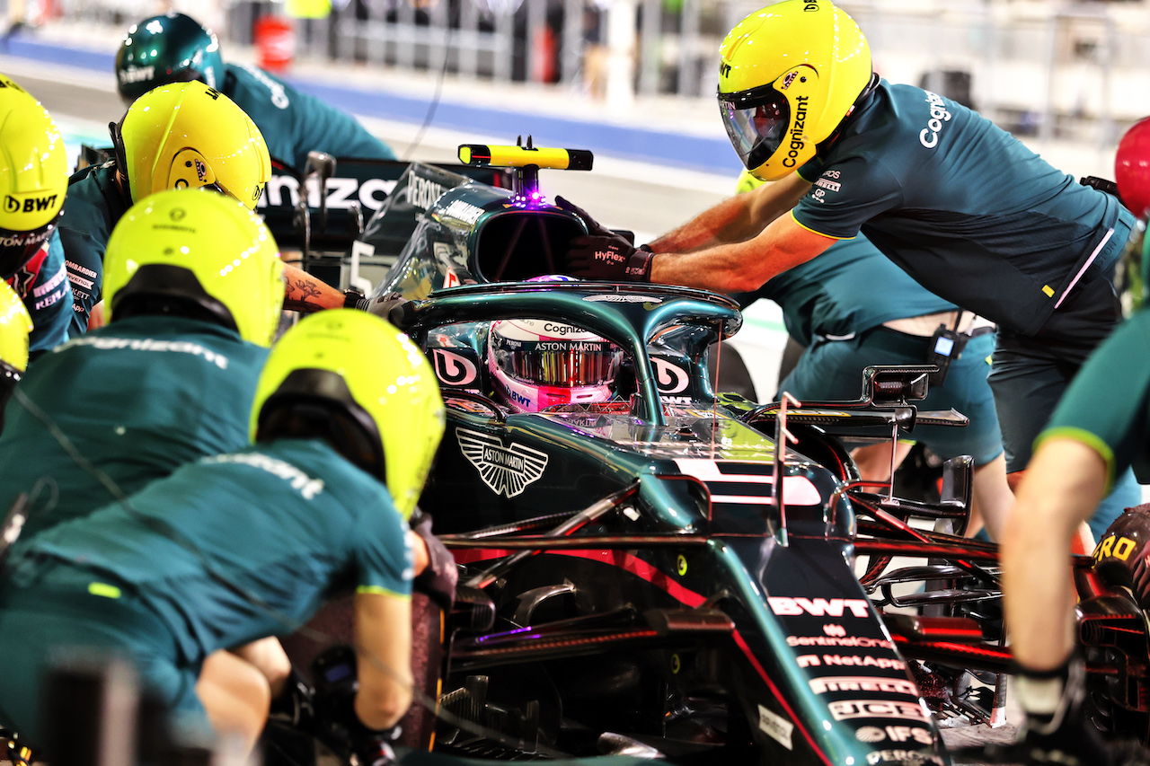 GP BAHRAIN, Sebastian Vettel (GER) Aston Martin F1 Team AMR21 practices a pit stop.
26.03.2021. Formula 1 World Championship, Rd 1, Bahrain Grand Prix, Sakhir, Bahrain, Practice Day
- www.xpbimages.com, EMail: requests@xpbimages.com © Copyright: Moy / XPB Images