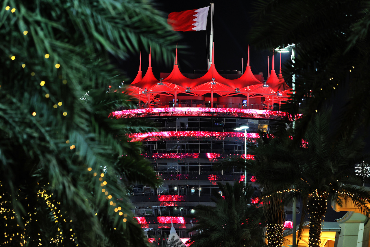 GP BAHRAIN, Paddock Atmosfera - illuminated building.
26.03.2021. Formula 1 World Championship, Rd 1, Bahrain Grand Prix, Sakhir, Bahrain, Practice Day
- www.xpbimages.com, EMail: requests@xpbimages.com © Copyright: Moy / XPB Images