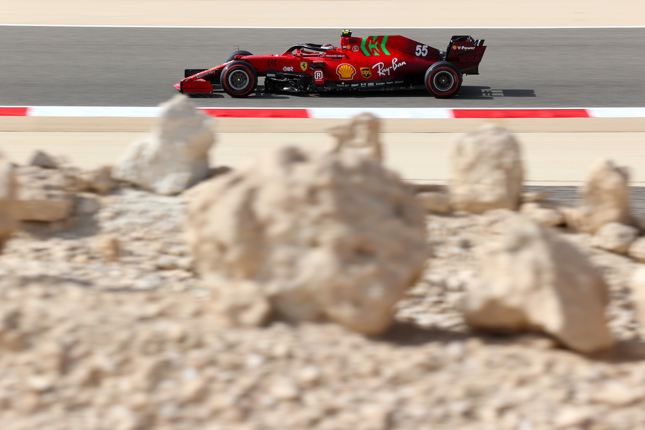GP BAHRAIN, Carlos Sainz Jr (ESP), Ferrari 
26.03.2021. Formula 1 World Championship, Rd 1, Bahrain Grand Prix, Sakhir, Bahrain, Practice Day
- www.xpbimages.com, EMail: requests@xpbimages.com ¬© Copyright: Charniaux / XPB Images
