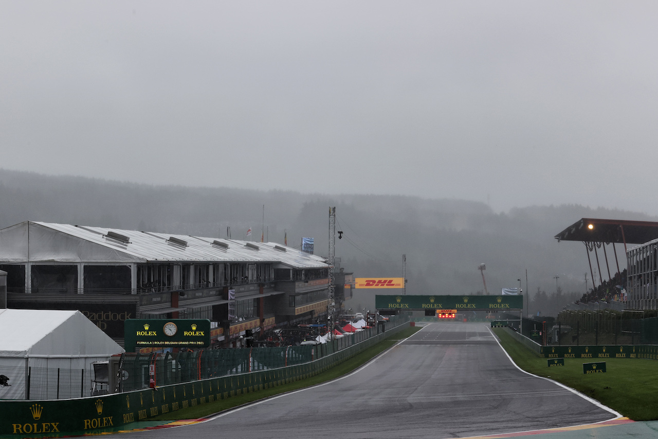 GP BELGIO, An empty circuit as the race is suspended.
29.08.2021. Formula 1 World Championship, Rd 12, Belgian Grand Prix, Spa Francorchamps, Belgium, Gara Day.
- www.xpbimages.com, EMail: requests@xpbimages.com © Copyright: Charniaux / XPB Images