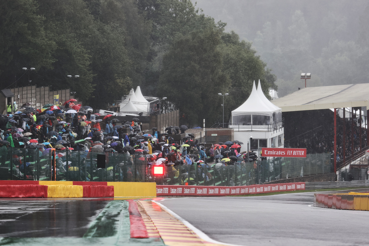 GP BELGIO, An empty circuit as the race is suspended.
29.08.2021. Formula 1 World Championship, Rd 12, Belgian Grand Prix, Spa Francorchamps, Belgium, Gara Day.
- www.xpbimages.com, EMail: requests@xpbimages.com © Copyright: Charniaux / XPB Images