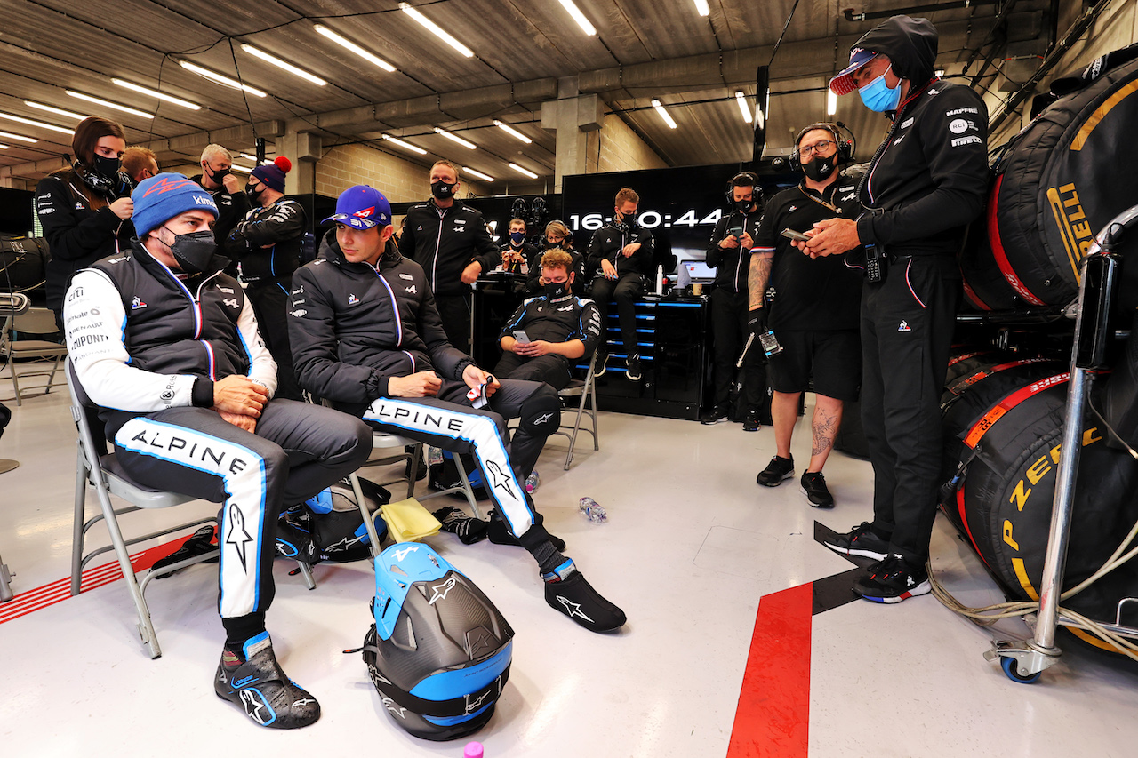 GP BELGIO, Fernando Alonso (ESP) Alpine F1 Team with Esteban Ocon (FRA) Alpine F1 Team in the pits as the race is suspended.
29.08.2021. Formula 1 World Championship, Rd 12, Belgian Grand Prix, Spa Francorchamps, Belgium, Gara Day.
- www.xpbimages.com, EMail: requests@xpbimages.com © Copyright: Moy / XPB Images