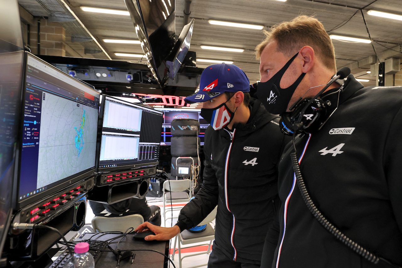 GP BELGIO, Esteban Ocon (FRA) Alpine F1 Team looks at the weather radar in the pits as the race is suspended.
29.08.2021. Formula 1 World Championship, Rd 12, Belgian Grand Prix, Spa Francorchamps, Belgium, Gara Day.
- www.xpbimages.com, EMail: requests@xpbimages.com © Copyright: Moy / XPB Images
