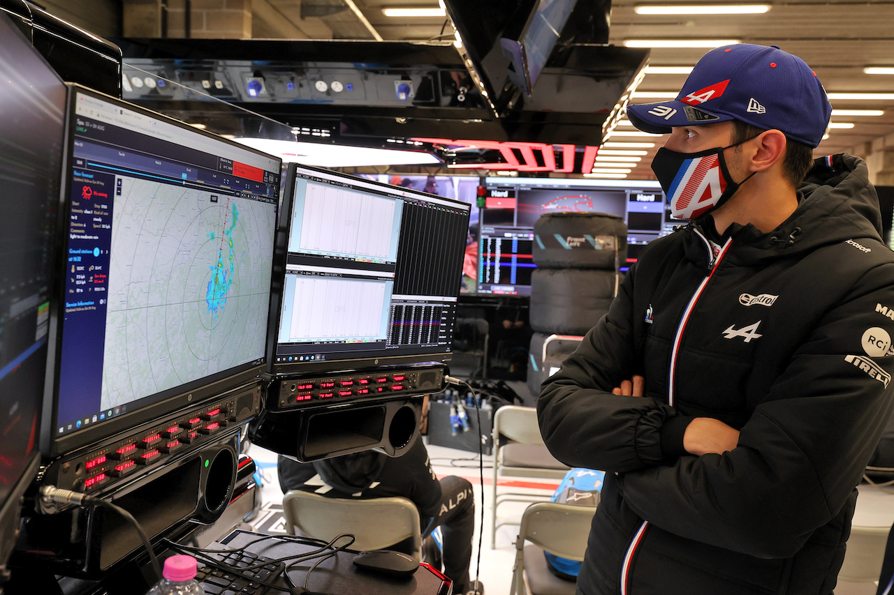 GP BELGIO, Esteban Ocon (FRA) Alpine F1 Team looks at the weather radar in the pits as the race is suspended.
29.08.2021. Formula 1 World Championship, Rd 12, Belgian Grand Prix, Spa Francorchamps, Belgium, Gara Day.
- www.xpbimages.com, EMail: requests@xpbimages.com © Copyright: Moy / XPB Images