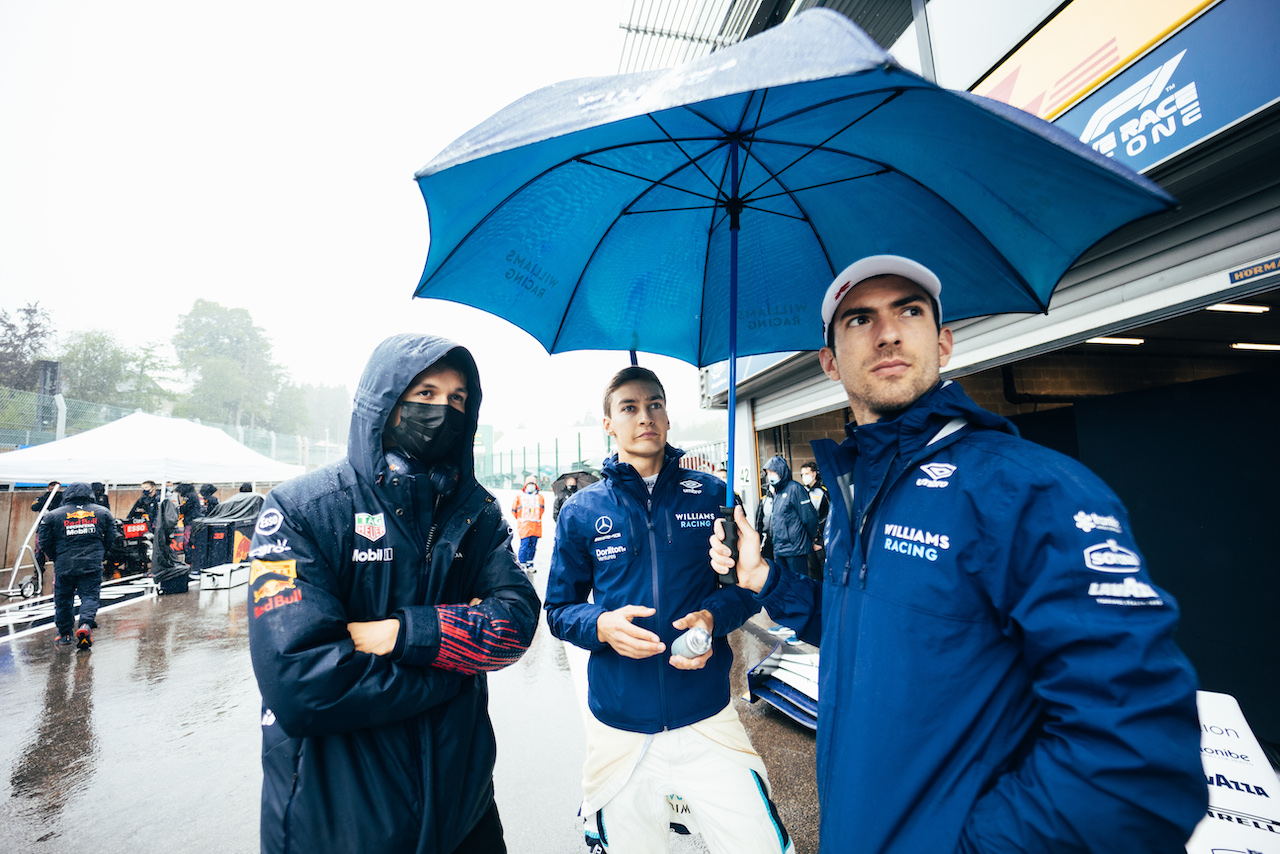GP BELGIO, (L to R): Alexander Albon (THA) Red Bull Racing Reserve e Development Driver; George Russell (GBR) Williams Racing; e Nicholas Latifi (CDN) Williams Racing, in the pits while the race is stopped.
29.08.2021. Formula 1 World Championship, Rd 12, Belgian Grand Prix, Spa Francorchamps, Belgium, Gara Day.
- www.xpbimages.com, EMail: requests@xpbimages.com © Copyright: Bearne / XPB Images