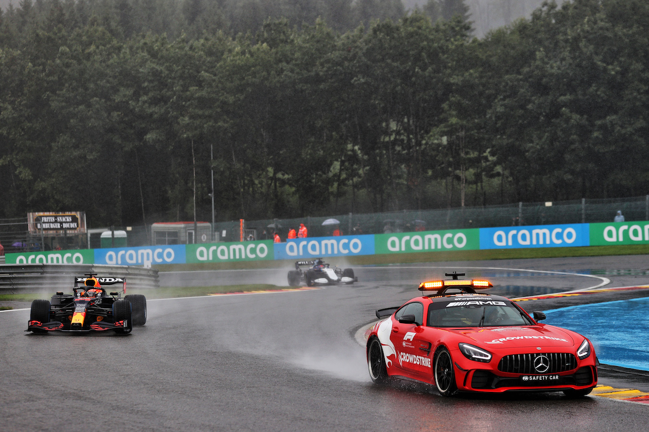 GP BELGIO, Max Verstappen (NLD) Red Bull Racing RB16B davanti a behind the Mercedes FIA Safety Car.
29.08.2021. Formula 1 World Championship, Rd 12, Belgian Grand Prix, Spa Francorchamps, Belgium, Gara Day.
- www.xpbimages.com, EMail: requests@xpbimages.com © Copyright: Batchelor / XPB Images
