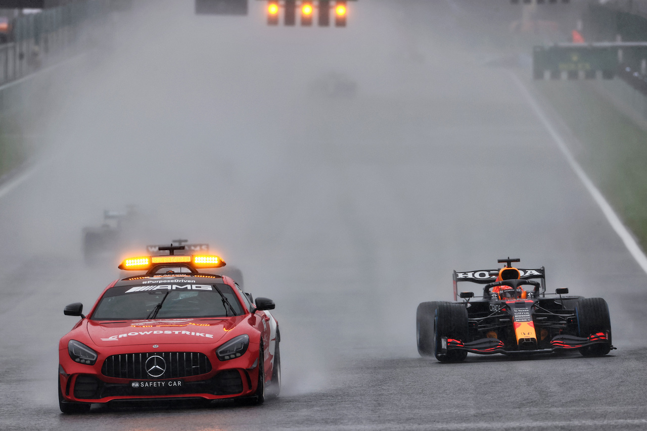 GP BELGIO, Max Verstappen (NLD) Red Bull Racing RB16B davanti a behind the Mercedes FIA Safety Car.
29.08.2021. Formula 1 World Championship, Rd 12, Belgian Grand Prix, Spa Francorchamps, Belgium, Gara Day.
- www.xpbimages.com, EMail: requests@xpbimages.com © Copyright: Charniaux / XPB Images