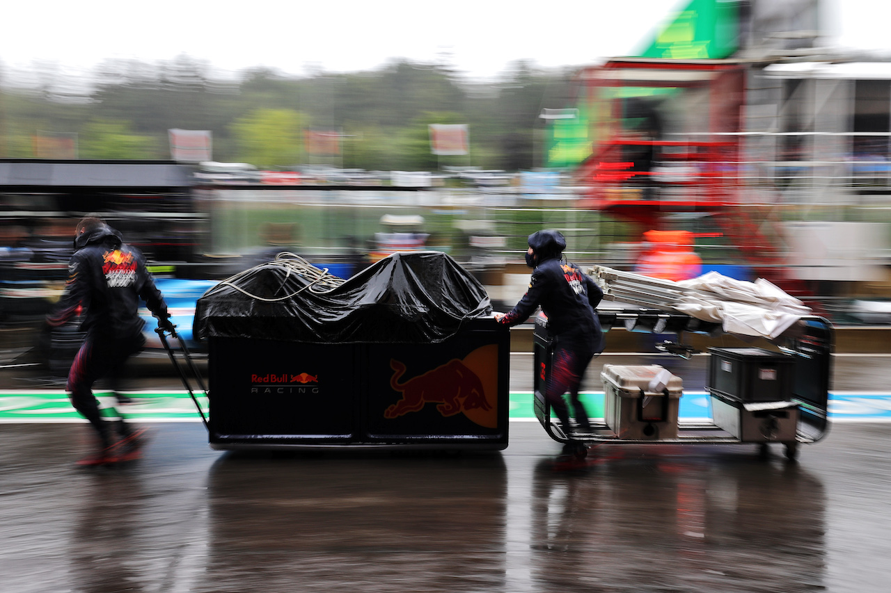 GP BELGIO, Red Bull Racing meccanici in the pits while the race is stopped.
29.08.2021. Formula 1 World Championship, Rd 12, Belgian Grand Prix, Spa Francorchamps, Belgium, Gara Day.
- www.xpbimages.com, EMail: requests@xpbimages.com © Copyright: Moy / XPB Images