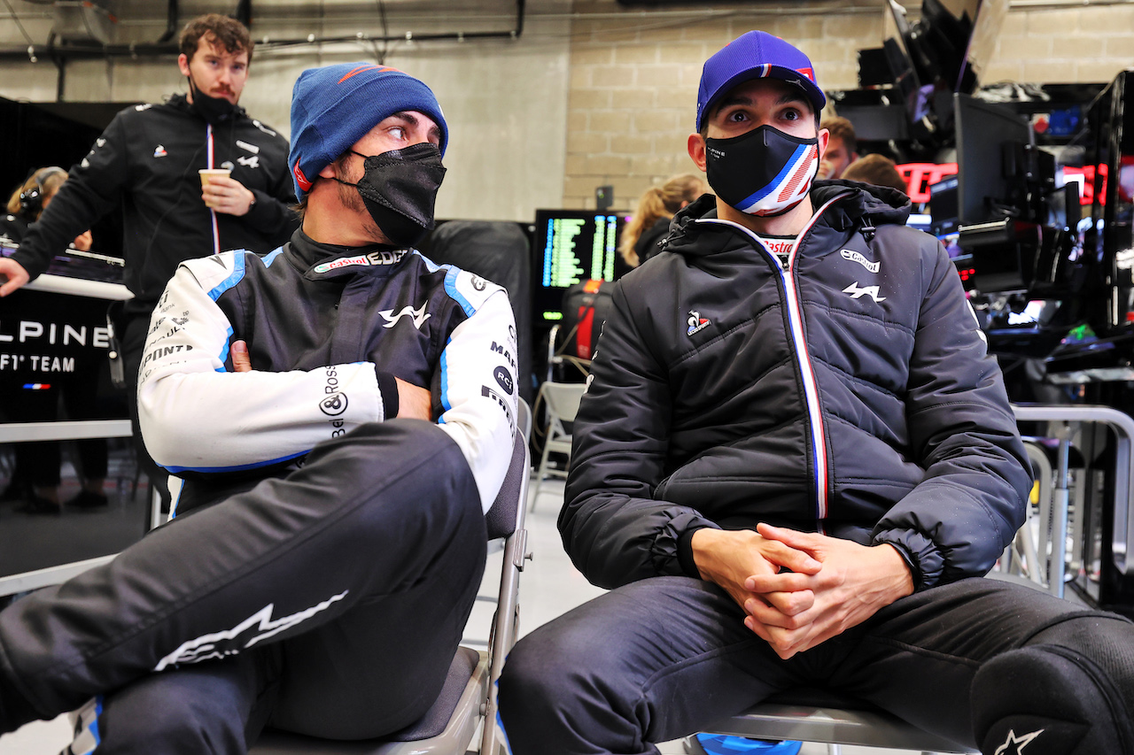 GP BELGIO, (L to R): Fernando Alonso (ESP) Alpine F1 Team e Esteban Ocon (FRA) Alpine F1 Team in the pits while the race is stopped.
29.08.2021. Formula 1 World Championship, Rd 12, Belgian Grand Prix, Spa Francorchamps, Belgium, Gara Day.
- www.xpbimages.com, EMail: requests@xpbimages.com © Copyright: Moy / XPB Images
