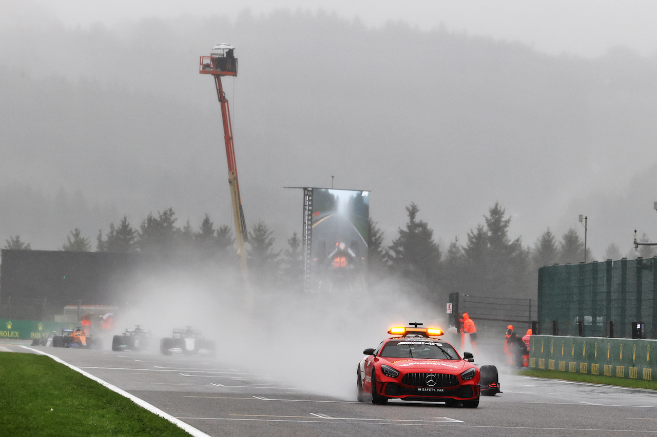 GP BELGIO, Max Verstappen (NLD) Red Bull Racing RB16B davanti a behind the Mercedes FIA Safety Car.
29.08.2021. Formula 1 World Championship, Rd 12, Belgian Grand Prix, Spa Francorchamps, Belgium, Gara Day.
- www.xpbimages.com, EMail: requests@xpbimages.com © Copyright: Moy / XPB Images