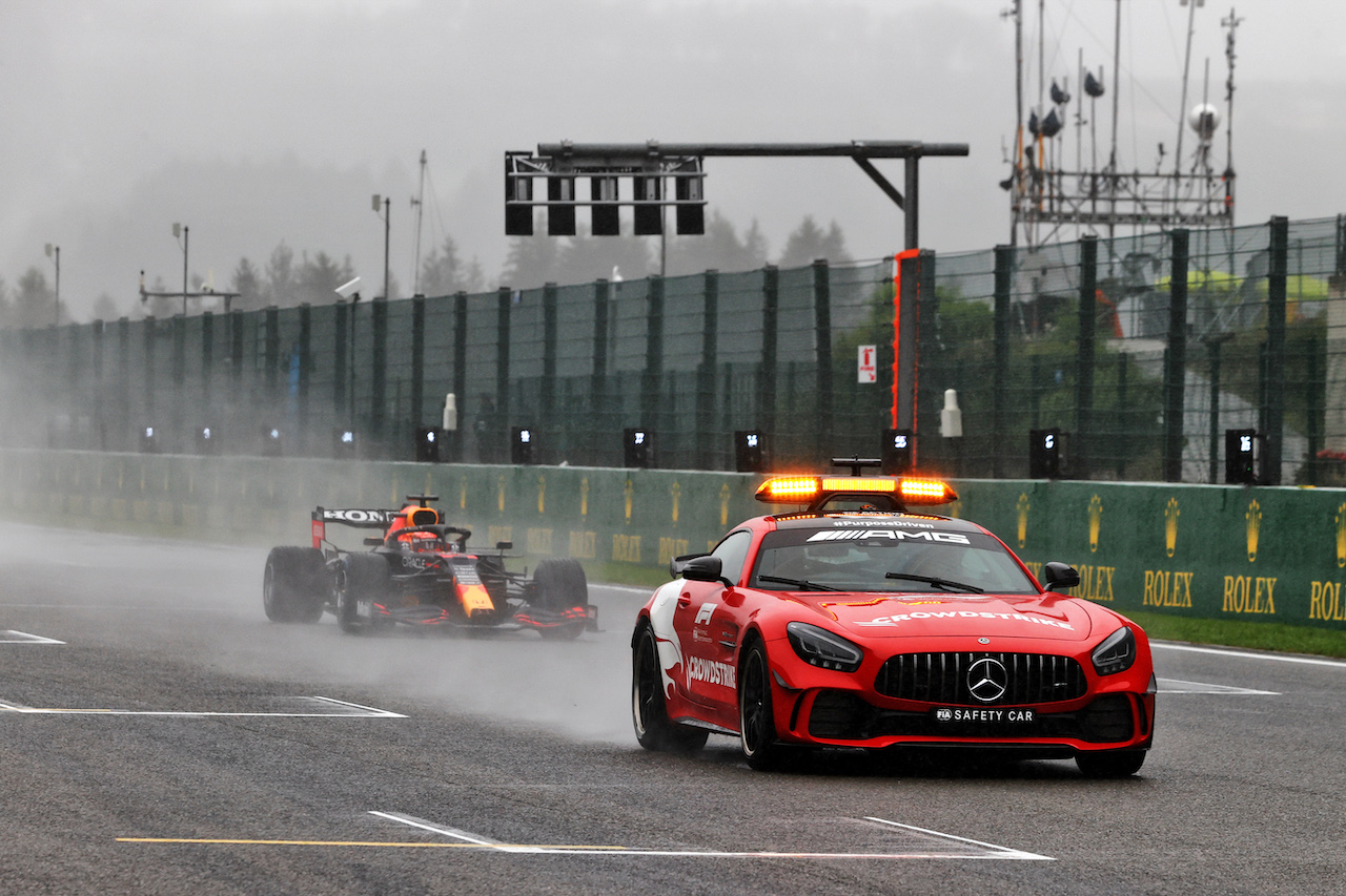 GP BELGIO, Max Verstappen (NLD) Red Bull Racing RB16B davanti a behind the Mercedes FIA Safety Car.
29.08.2021. Formula 1 World Championship, Rd 12, Belgian Grand Prix, Spa Francorchamps, Belgium, Gara Day.
- www.xpbimages.com, EMail: requests@xpbimages.com © Copyright: Moy / XPB Images