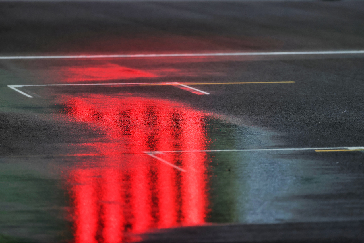 GP BELGIO, Circuit Atmosfera - red lights reflected on the circuit.
29.08.2021. Formula 1 World Championship, Rd 12, Belgian Grand Prix, Spa Francorchamps, Belgium, Gara Day.
- www.xpbimages.com, EMail: requests@xpbimages.com © Copyright: Charniaux / XPB Images