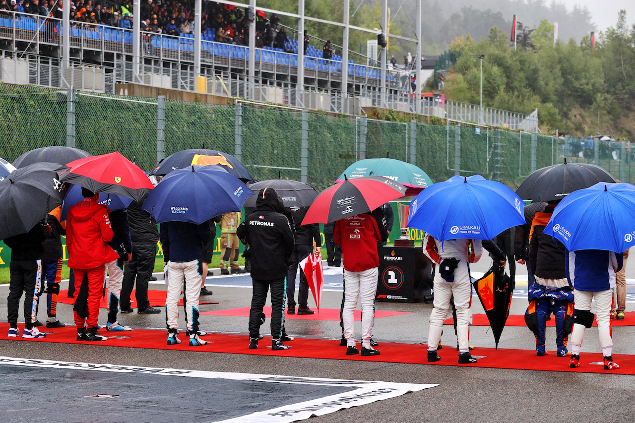 GP BELGIO, Drivers as the grid observes the national anthem.
29.08.2021. Formula 1 World Championship, Rd 12, Belgian Grand Prix, Spa Francorchamps, Belgium, Gara Day.
- www.xpbimages.com, EMail: requests@xpbimages.com © Copyright: Moy / XPB Images