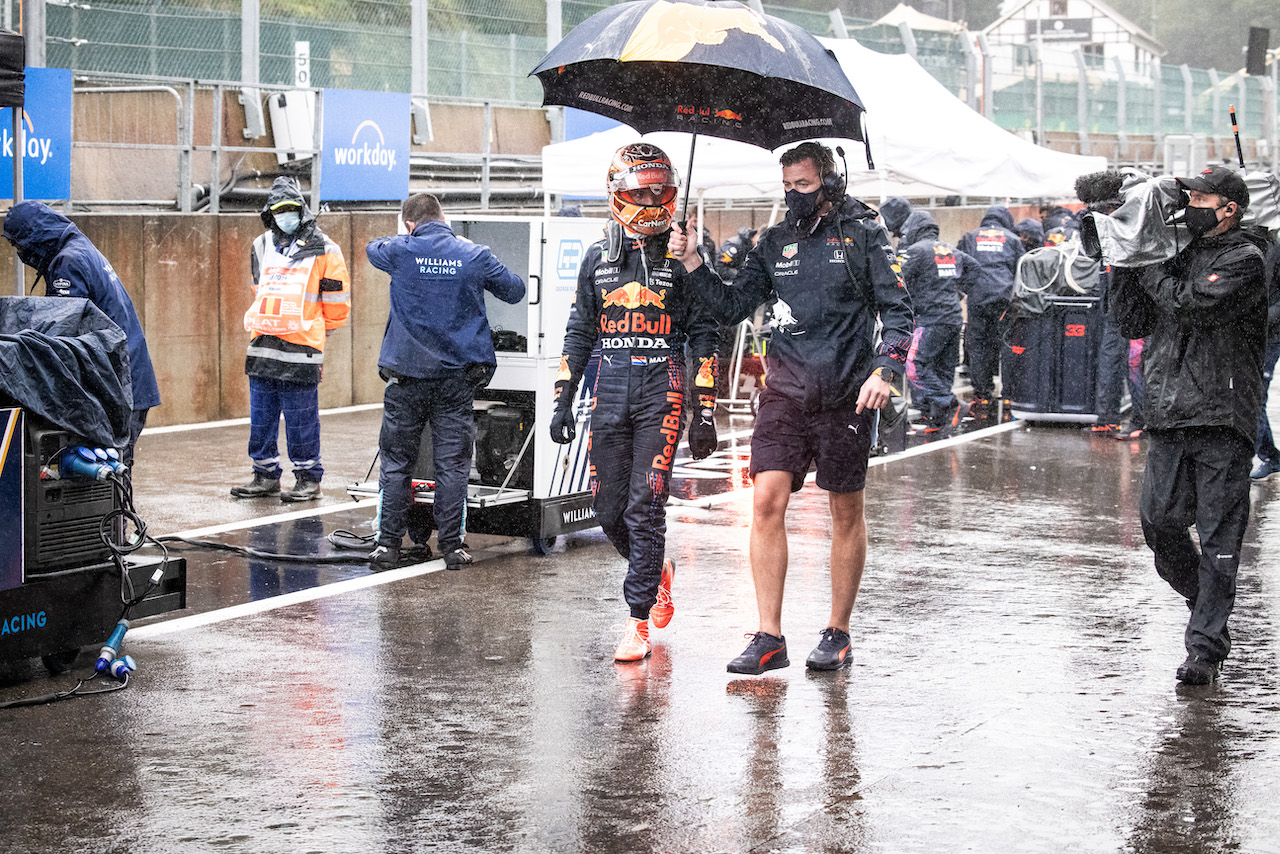 GP BELGIO, Max Verstappen (NLD) Red Bull Racing in the pits while the race is stopped.
29.08.2021. Formula 1 World Championship, Rd 12, Belgian Grand Prix, Spa Francorchamps, Belgium, Gara Day.
- www.xpbimages.com, EMail: requests@xpbimages.com © Copyright: Bearne / XPB Images