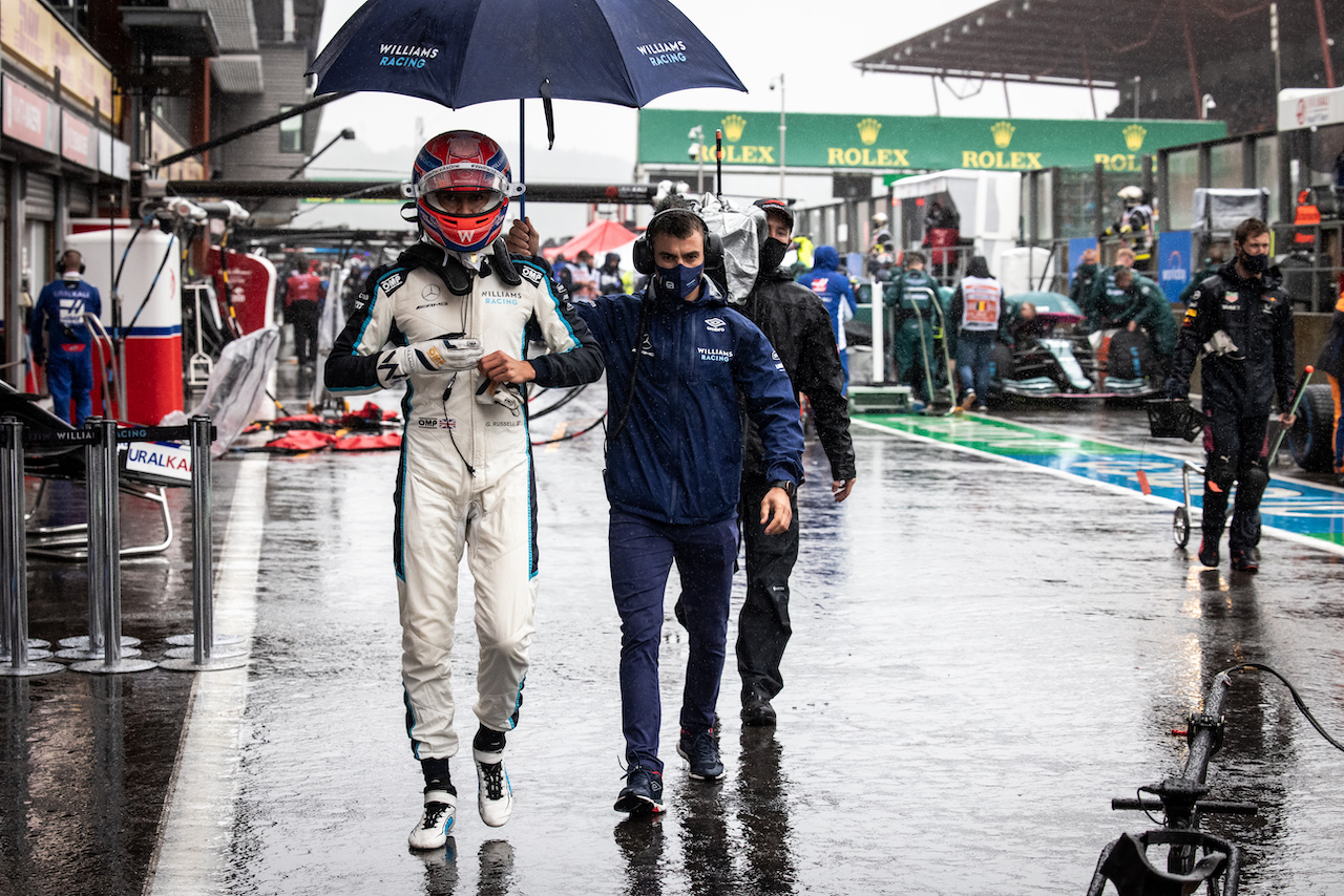 GP BELGIO, George Russell (GBR) Williams Racing in the pits while the race is stopped.
29.08.2021. Formula 1 World Championship, Rd 12, Belgian Grand Prix, Spa Francorchamps, Belgium, Gara Day.
- www.xpbimages.com, EMail: requests@xpbimages.com © Copyright: Bearne / XPB Images