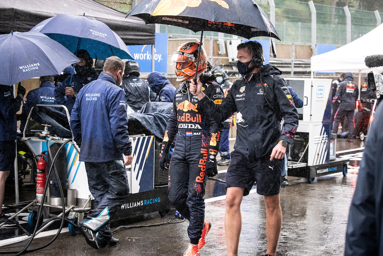GP BELGIO, Max Verstappen (NLD) Red Bull Racing in the pits while the race is stopped.
29.08.2021. Formula 1 World Championship, Rd 12, Belgian Grand Prix, Spa Francorchamps, Belgium, Gara Day.
- www.xpbimages.com, EMail: requests@xpbimages.com © Copyright: Bearne / XPB Images