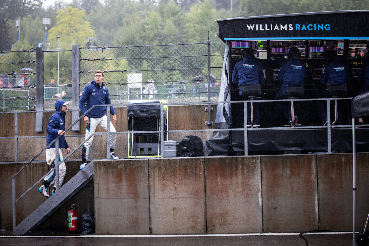 GP BELGIO, Nicholas Latifi (CDN) Williams Racing e George Russell (GBR) Williams Racing in the pits while the race is stopped.
29.08.2021. Formula 1 World Championship, Rd 12, Belgian Grand Prix, Spa Francorchamps, Belgium, Gara Day.
- www.xpbimages.com, EMail: requests@xpbimages.com © Copyright: Bearne / XPB Images