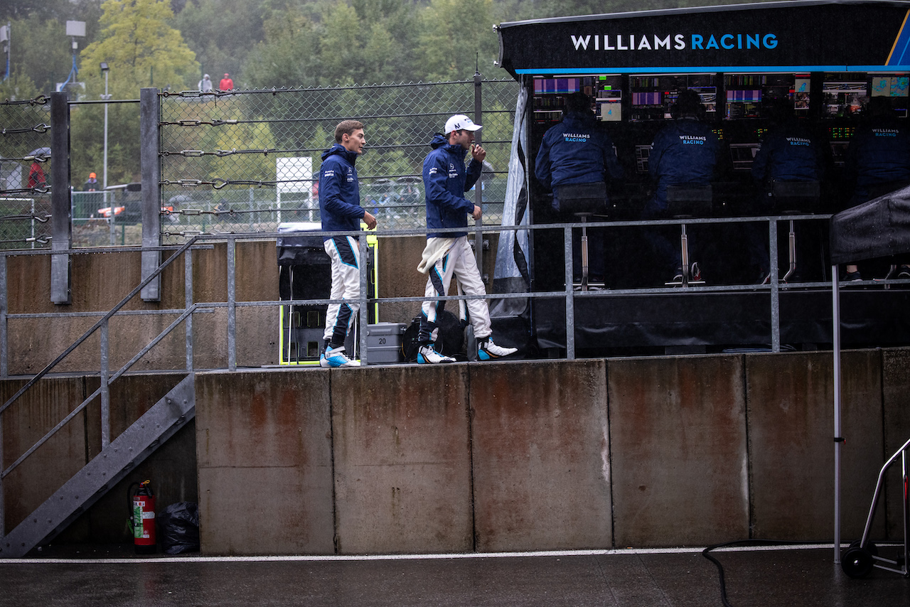 GP BELGIO, Nicholas Latifi (CDN) Williams Racing e George Russell (GBR) Williams Racing in the pits while the race is stopped.
29.08.2021. Formula 1 World Championship, Rd 12, Belgian Grand Prix, Spa Francorchamps, Belgium, Gara Day.
- www.xpbimages.com, EMail: requests@xpbimages.com © Copyright: Bearne / XPB Images