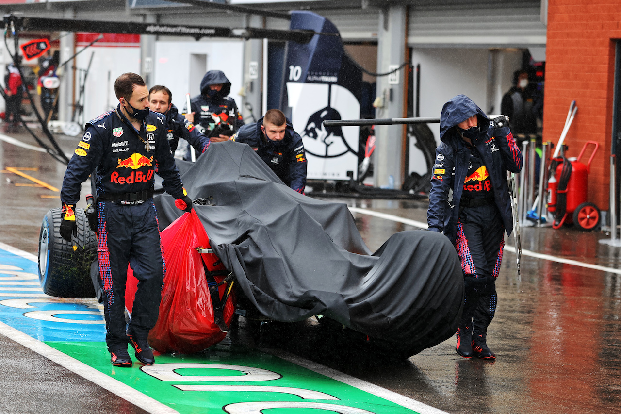 GP BELGIO, The Red Bull Racing RB16B of Sergio Perez (MEX) Red Bull Racing is recovered back to the pits.
29.08.2021. Formula 1 World Championship, Rd 12, Belgian Grand Prix, Spa Francorchamps, Belgium, Gara Day.
- www.xpbimages.com, EMail: requests@xpbimages.com © Copyright: Moy / XPB Images