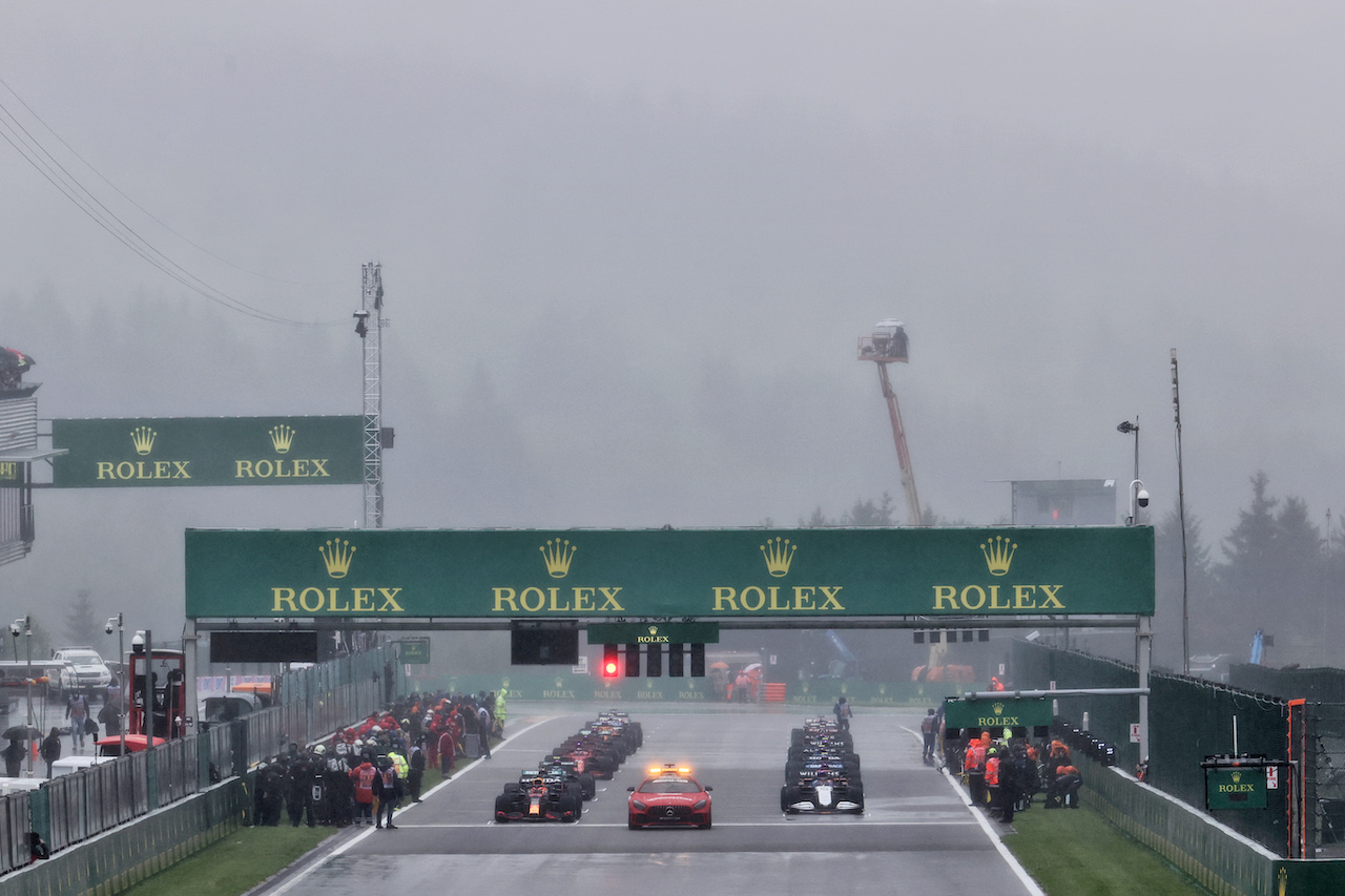 GP BELGIO, Max Verstappen (NLD) Red Bull Racing RB16B e George Russell (GBR) Williams Racing FW43B behind the Mercedes FIA Safety Car.
29.08.2021. Formula 1 World Championship, Rd 12, Belgian Grand Prix, Spa Francorchamps, Belgium, Gara Day.
- www.xpbimages.com, EMail: requests@xpbimages.com © Copyright: Charniaux / XPB Images