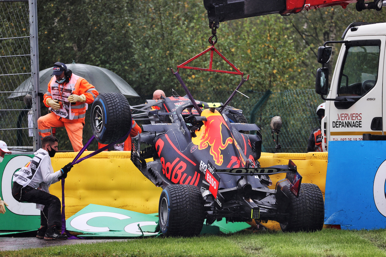 GP BELGIO, The Red Bull Racing RB16B of Sergio Perez (MEX) is craned away from the circuit after he crashed heading to the grid.
29.08.2021. Formula 1 World Championship, Rd 12, Belgian Grand Prix, Spa Francorchamps, Belgium, Gara Day.
- www.xpbimages.com, EMail: requests@xpbimages.com © Copyright: Batchelor / XPB Images