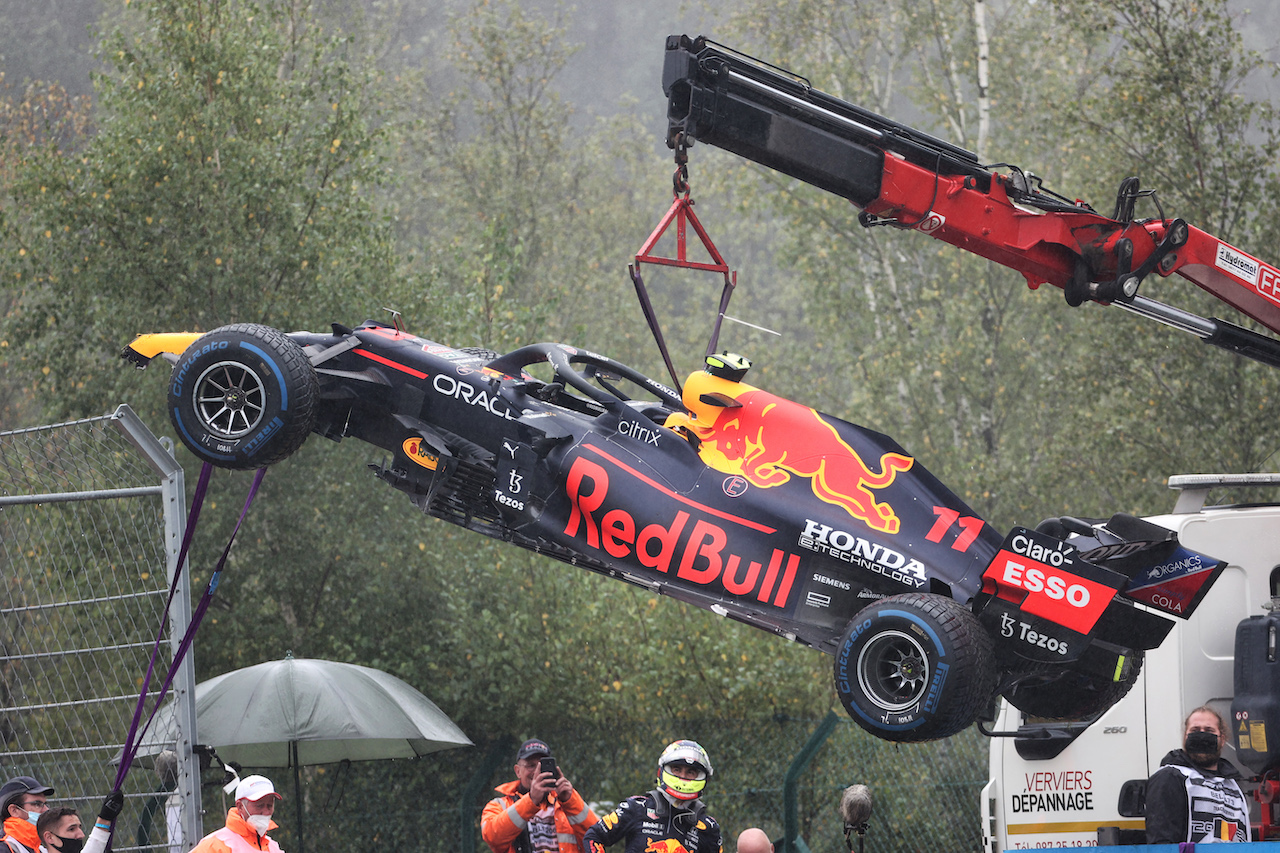 GP BELGIO, The Red Bull Racing RB16B of Sergio Perez (MEX) is craned away from the circuit after he crashed heading to the grid.
29.08.2021. Formula 1 World Championship, Rd 12, Belgian Grand Prix, Spa Francorchamps, Belgium, Gara Day.
- www.xpbimages.com, EMail: requests@xpbimages.com © Copyright: Batchelor / XPB Images