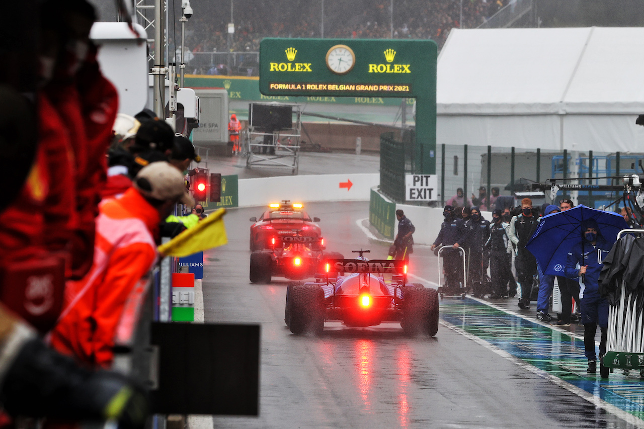GP BELGIO, Max Verstappen (NLD) Red Bull Racing RB16B e George Russell (GBR) Williams Racing FW43B in the pits as the race is suspended.
29.08.2021. Formula 1 World Championship, Rd 12, Belgian Grand Prix, Spa Francorchamps, Belgium, Gara Day.
- www.xpbimages.com, EMail: requests@xpbimages.com © Copyright: Moy / XPB Images