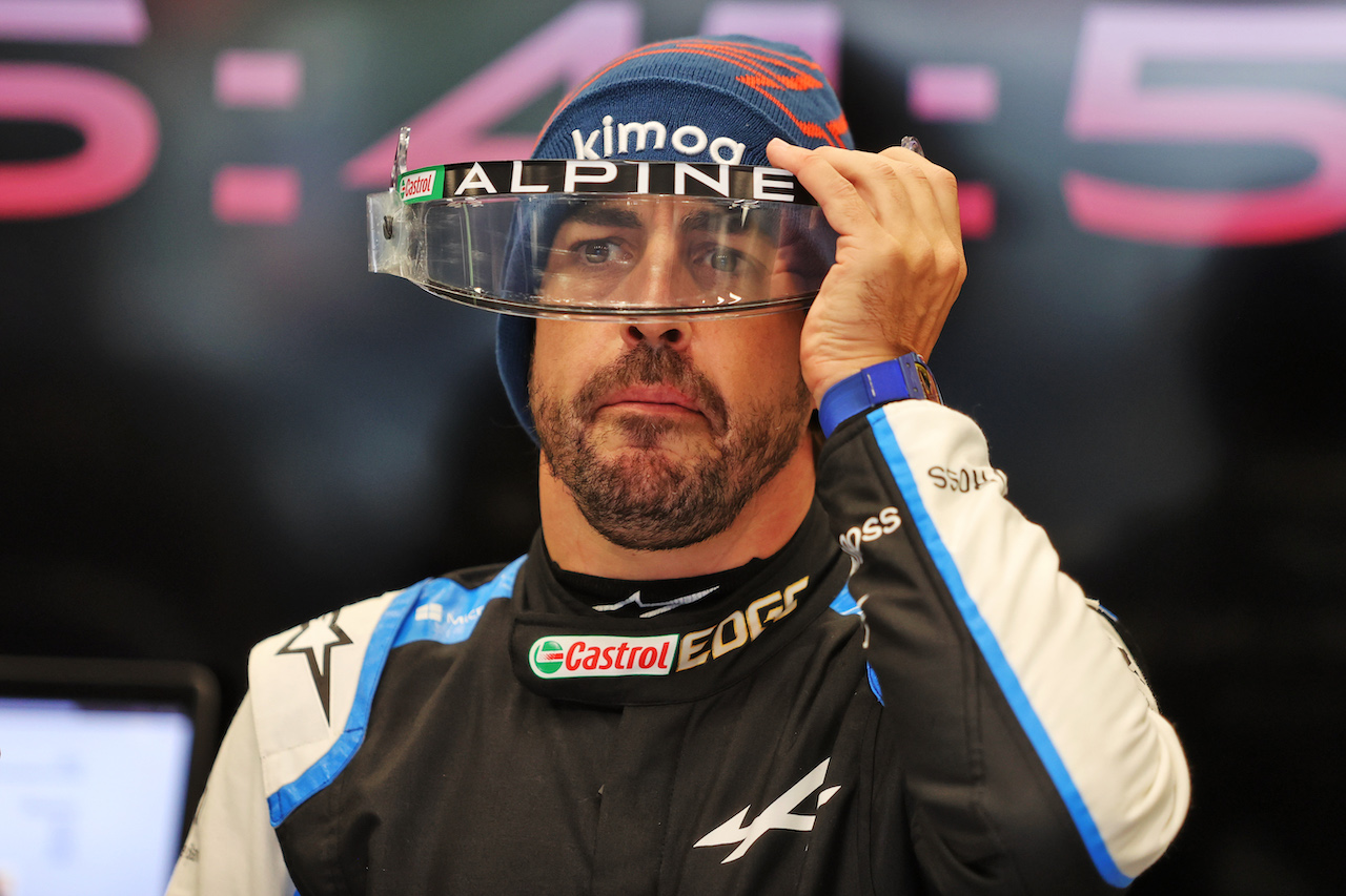 GP BELGIO, Fernando Alonso (ESP) Alpine F1 Team in the pits as the race is suspended.
29.08.2021. Formula 1 World Championship, Rd 12, Belgian Grand Prix, Spa Francorchamps, Belgium, Gara Day.
- www.xpbimages.com, EMail: requests@xpbimages.com © Copyright: Moy / XPB Images