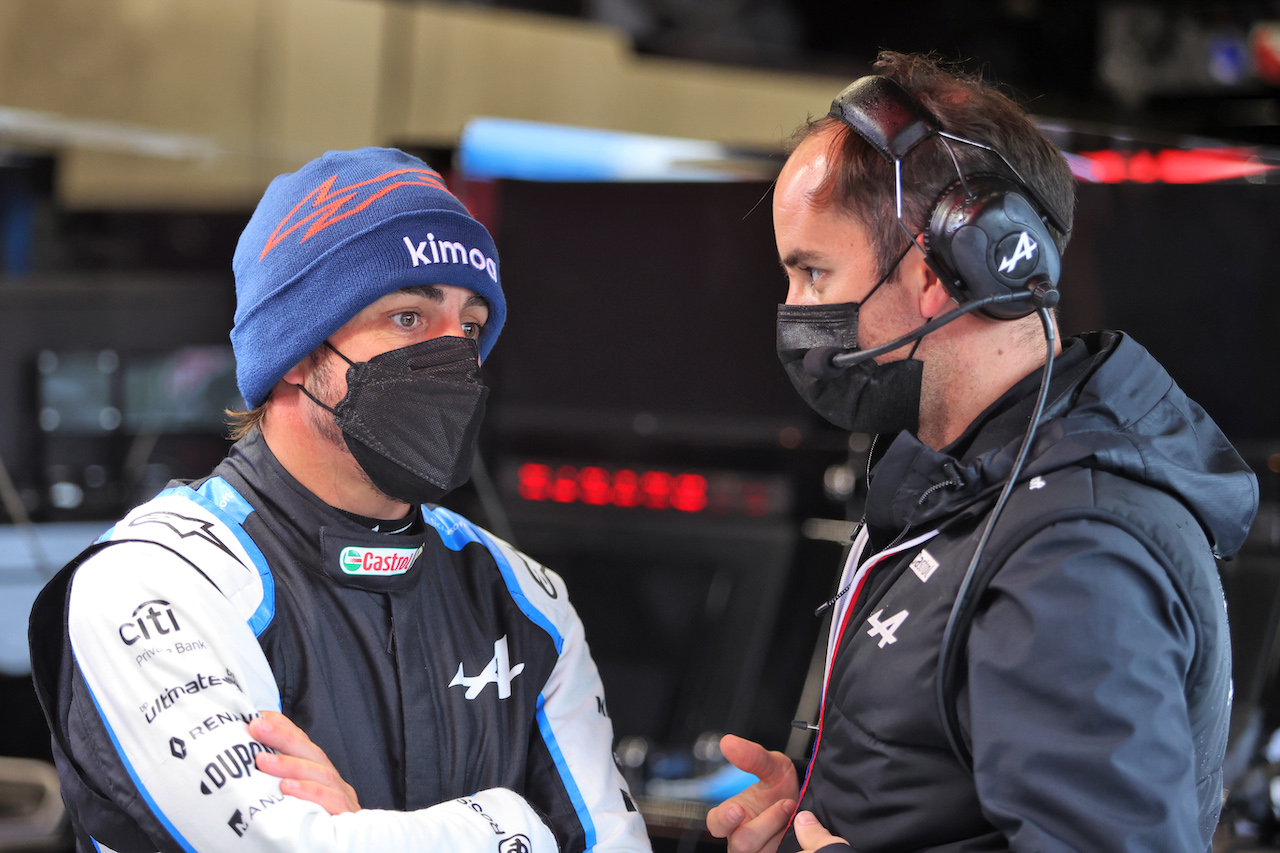 GP BELGIO, Fernando Alonso (ESP) Alpine F1 Team with Karel Loos (BEL) Alpine F1 Team Gara Engineer in the pits as the race is suspended.
29.08.2021. Formula 1 World Championship, Rd 12, Belgian Grand Prix, Spa Francorchamps, Belgium, Gara Day.
- www.xpbimages.com, EMail: requests@xpbimages.com © Copyright: Moy / XPB Images