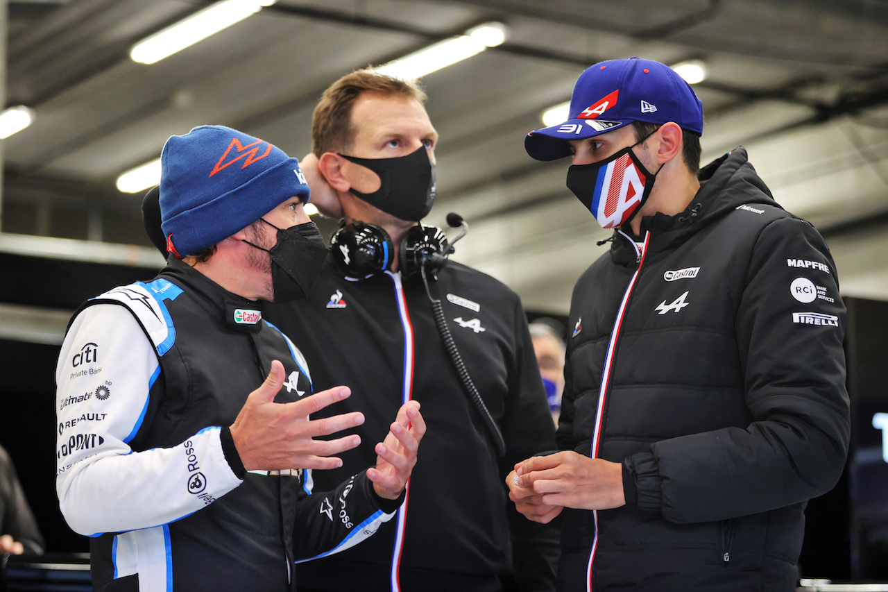 GP BELGIO, (L to R): Fernando Alonso (ESP) Alpine F1 Team with Laurent Rossi (FRA) Alpine Chief Executive Officer e Esteban Ocon (FRA) Alpine F1 Team in the pits as the race is suspended.
29.08.2021. Formula 1 World Championship, Rd 12, Belgian Grand Prix, Spa Francorchamps, Belgium, Gara Day.
- www.xpbimages.com, EMail: requests@xpbimages.com © Copyright: Moy / XPB Images